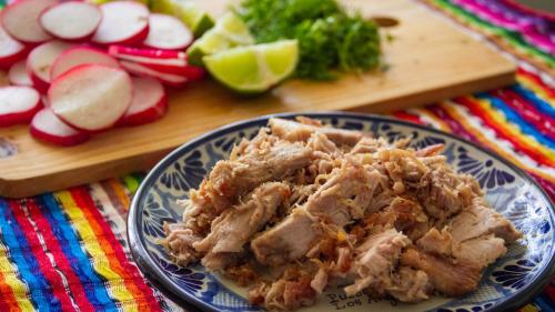 un plato de comida con carne en una mesa en Villa Montaña Hotel & Spa, en Morelia