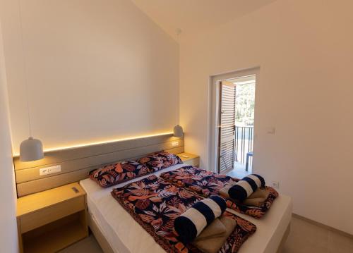 una camera da letto con un letto e una finestra di Apartment JARO a Stomorska