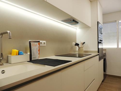 una cucina con un lavello e un piano di lavoro di ESTORIL Vista Mar Premium Special a Benicàssim