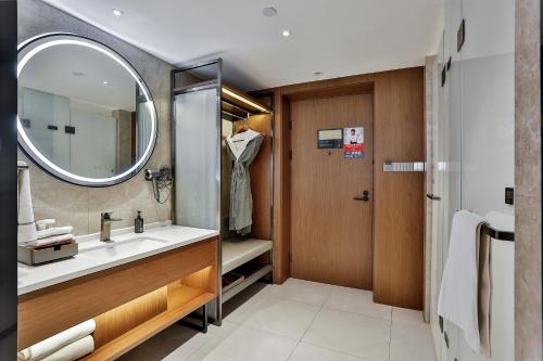 Ein Badezimmer in der Unterkunft UrCove by Hyatt Jiashan Centre