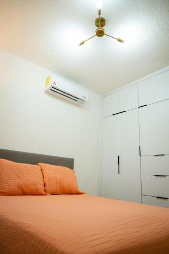 a bedroom with a bed and a ceiling fan at Departamento Palo Verde in Hermosillo