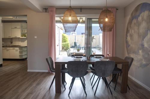 ครัวหรือมุมครัวของ Volledig Gerenoveerd - Huis aan het strand -Nieuwstraat 4