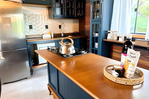 a kitchen with a tea kettle on a counter at ASA | Refúgio Vitória | Cabana de luxo | Jacuzzi in Ibirama
