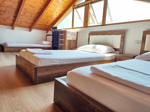 Ένα ή περισσότερα κρεβάτια σε δωμάτιο στο River Escape Villa - Private Beach, Scenic View & BBQ