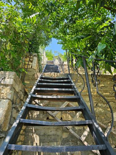 Φωτογραφία από το άλμπουμ του River Escape Villa - Private Beach, Scenic View & BBQ στο Τεπελένι