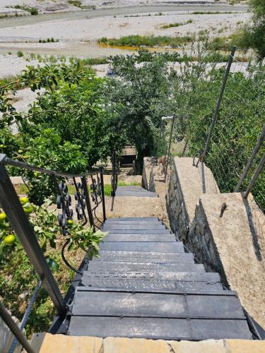 Φωτογραφία από το άλμπουμ του River Escape Villa - Private Beach, Scenic View & BBQ στο Τεπελένι