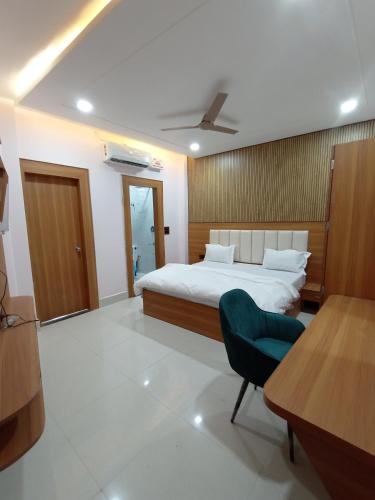 Ένα ή περισσότερα κρεβάτια σε δωμάτιο στο NBR SADAN Hotel & Restaurant