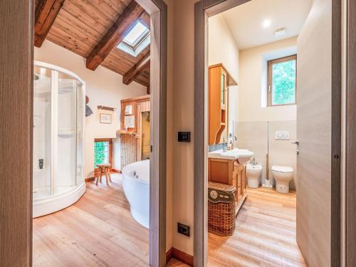 Un baño de Holiday Home Poderi Alugi Serravalle by Interhome