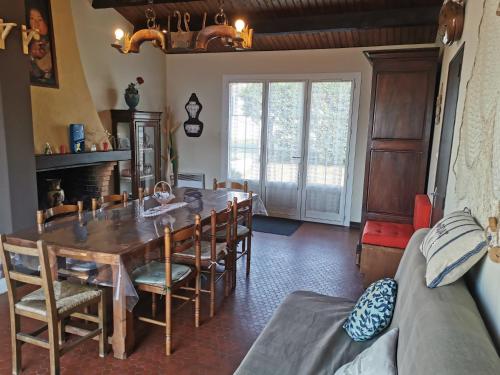 une salle à manger avec une table et des chaises dans l'établissement La Villa, à La Tranche-sur-Mer