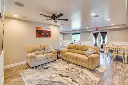 Χώρος καθιστικού στο La Verkin Family Apartment - 21 Miles to Zion!