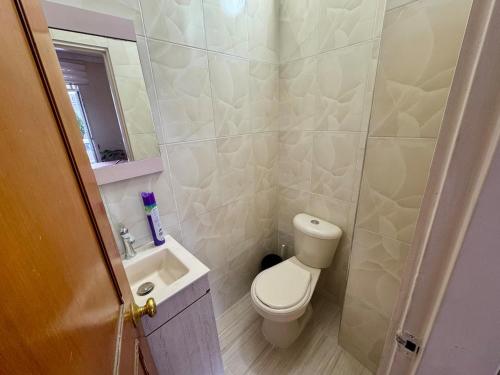 Ένα μπάνιο στο Urban Comfort Steps from Uniboyaca