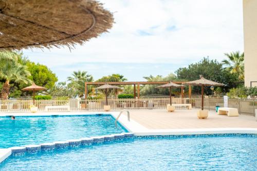 Familiar frente al Mediterráneo Piscina, parking