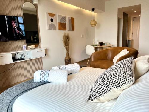 a bedroom with a bed with pillows on it at Hermoso Loft en la Roma Norte in Mexico City