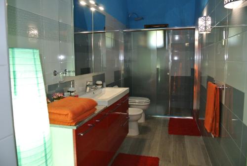 サンテーラモ・イン・コッレにあるMamma Puglia Suite & Breakfastのバスルーム(シャワー、洗面台、トイレ付)