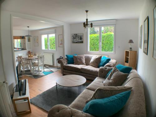 un salon avec deux canapés et une table dans l'établissement 3 bed family house with garden in charming estuary village, à Saint-Seurin-dʼUzet