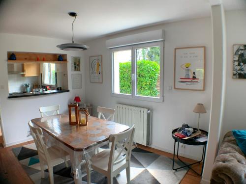 une cuisine et une salle à manger avec une table et des chaises dans l'établissement 3 bed family house with garden in charming estuary village, à Saint-Seurin-dʼUzet