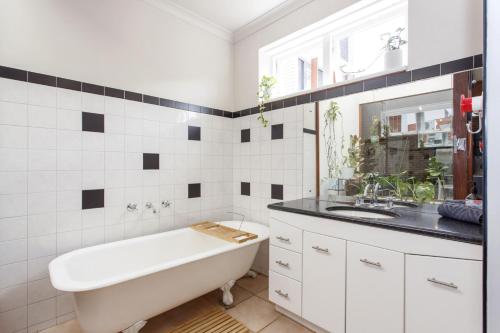 Koupelna v ubytování Charming Charles Pet Friendly Near Cafes and Beaches