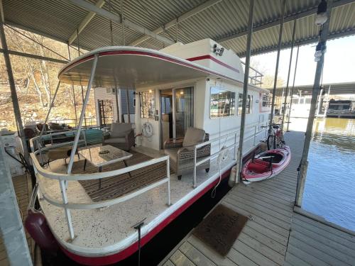 a boat is docked at a dock on the water at The Albatross-Houseboat DT Knox in Knoxville