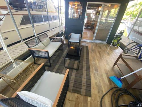 Gambar di galeri bagi The Black Dog. Houseboat In DT Knox di Knoxville