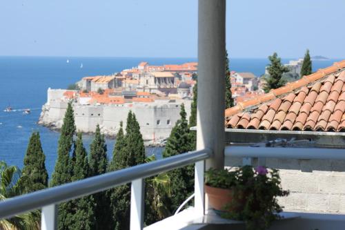 uma vista para a cidade a partir de uma varanda em Apartments Sv.Jakov em Dubrovnik