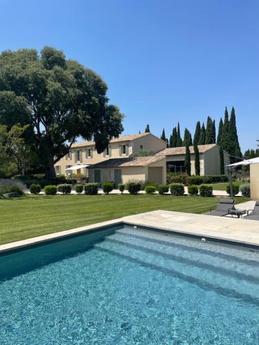 une piscine devant une maison dans l'établissement Mas de Nanor, à Saint-Rémy-de-Provence