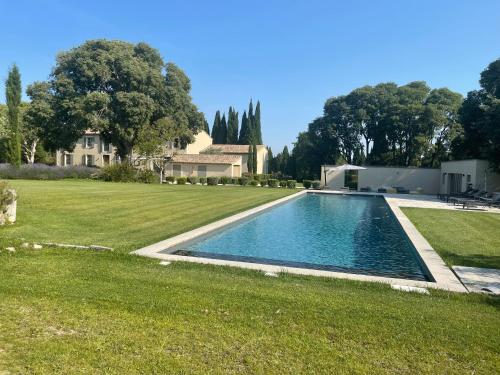 une piscine au milieu d'une cour dans l'établissement Mas de Nanor, à Saint-Rémy-de-Provence