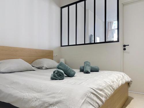 une chambre avec un lit avec des oreillers et une fenêtre dans l'établissement Climatisé,Comfort & Design in Marseille, Confort & style à Marseille, à Marseille