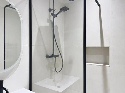 une douche dans une salle de bain avec un miroir dans l'établissement Climatisé,Comfort & Design in Marseille, Confort & style à Marseille, à Marseille