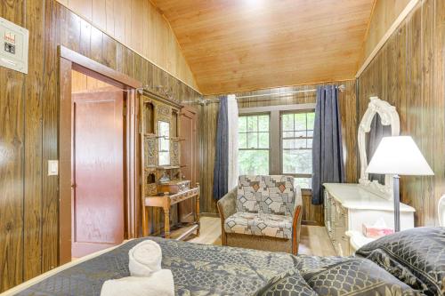 Mongaup ValleyにあるCommunity Perks Mongaup Valley Cabin with Grill!の部屋にベッドと椅子がある寝室