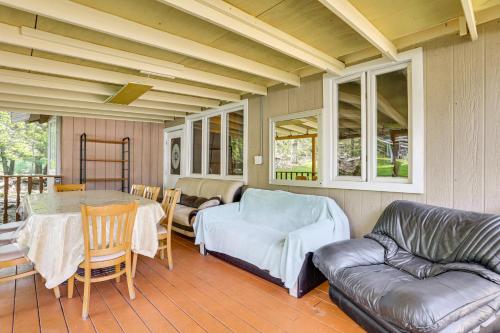 5 Mi to Monticello Raceway Cabin Near Shopsにあるシーティングエリア
