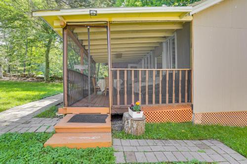 5 Mi to Monticello Raceway Cabin Near Shopsにある庭