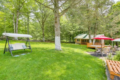 5 Mi to Monticello Raceway Cabin Near Shopsにある庭