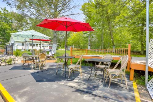 Foto da galeria de 5 Mi to Swinging Bridge Reservoir Cabin with Porch! em Mongaup Valley