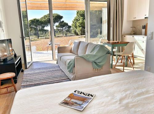 a living room with a couch and a table and a kitchen at Meco Lodge Deep Blue in Sesimbra