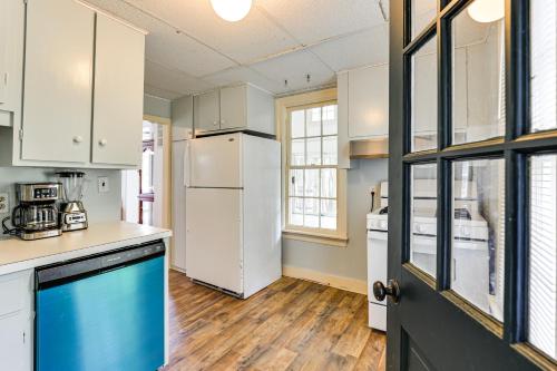 Η κουζίνα ή μικρή κουζίνα στο Near Shops and Parks Dog-Friendly Maryland Gem