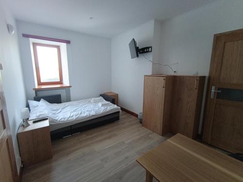 Ένα ή περισσότερα κρεβάτια σε δωμάτιο στο Spichlerz Apartmanety