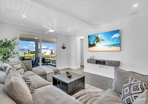 a living room with a couch and a table at Bayview Pointe in Cortez
