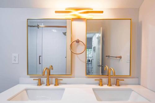 a bathroom with two sinks and a large mirror at Lazy Lagoon in Kiawah Island
