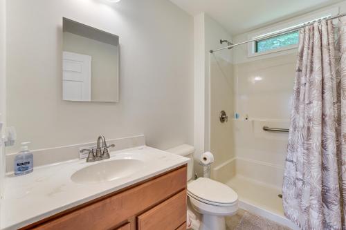 Un baño con lavabo, inodoro y ducha. en Pet-Friendly Lebanon House with Lake Access!, en Lebanon