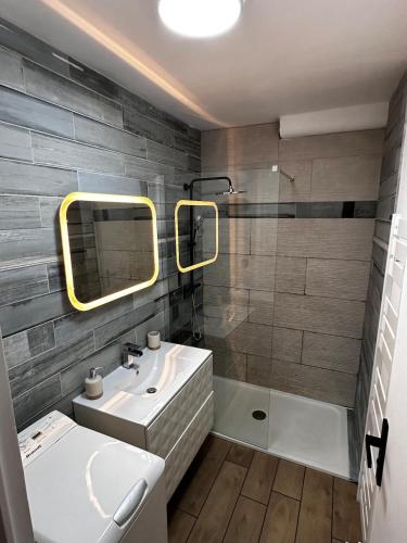 Photo de la galerie de l'établissement Studio en RDC avec terrasse jardin et parking, à Cavalaire-sur-Mer