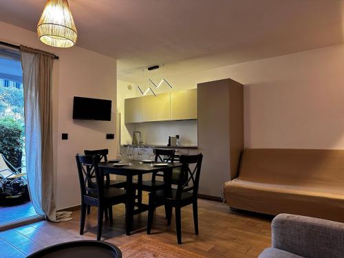 Photo de la galerie de l'établissement Studio en RDC avec terrasse jardin et parking, à Cavalaire-sur-Mer