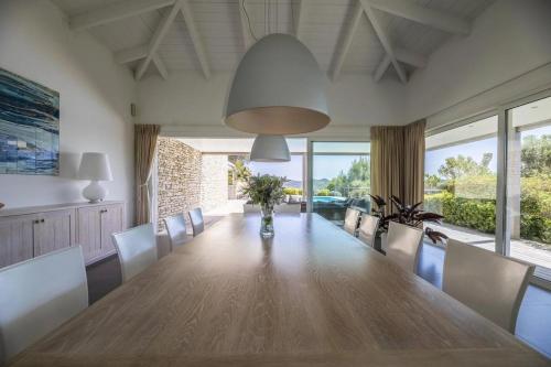 une salle à manger avec une grande table et des chaises en bois dans l'établissement Beautiful home in Vico, à Vico