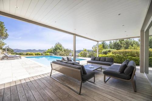 - un salon décloisonné avec piscine et mobilier dans l'établissement Beautiful home in Vico, à Vico