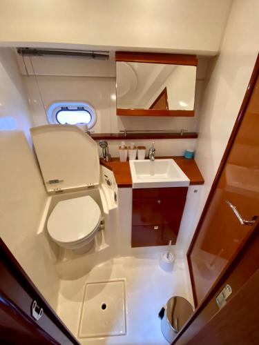 une petite salle de bain avec toilettes et lavabo dans l'établissement Expérience sur un bateau - Conforme au nouveau règlement, à La Rochelle