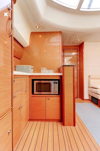 une cuisine avec un micro-ondes sur un bateau dans l'établissement Expérience sur un bateau - Conforme au nouveau règlement, à La Rochelle