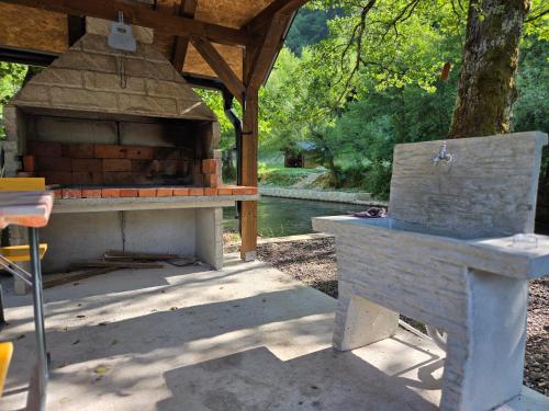 a outdoor grill with a table and a bench at Villa Tea in Šipovo