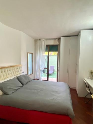 a bedroom with a large bed and a balcony at Casa con Giardino in Seregno