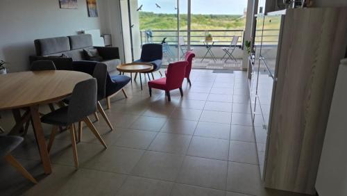 - un salon avec des chaises, une table et un canapé dans l'établissement appartement de standing, à Neufchâtel-Hardelot