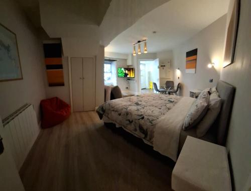 Giường trong phòng chung tại Mariners Rest One Bedroom Apartment in Innishannon Village
