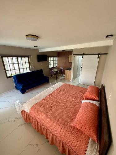 a bedroom with a bed and a living room at Caza mia in Acolman de Netzahualcóyotl